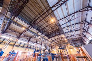 Tecnologias de iluminação industrial avançam para 200 lumens por watt e atingem vida útil de até 10 anos