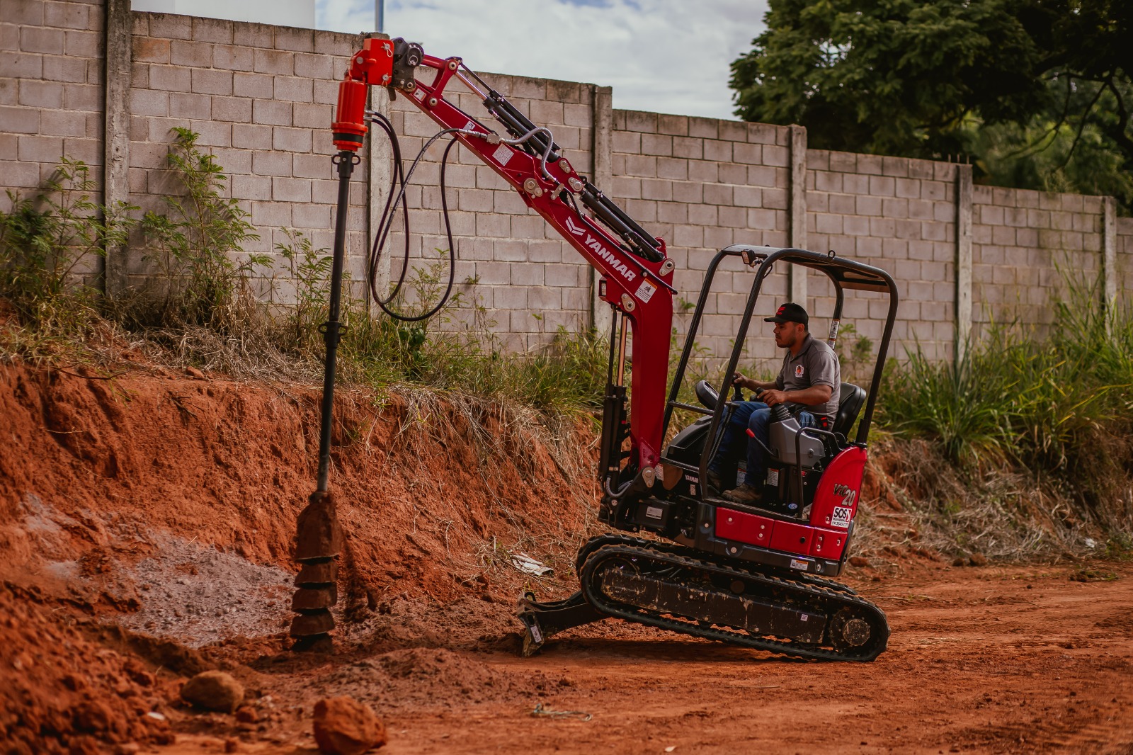 Grupo SOS Equipamentos e SEST SENAT firmam parceria para formação de operadores de miniescavadeiras da marca YANMAR Iniciativa reforça o compromisso com a qualificação profissional, segurança nas operações e aproximação entre indústria e formação técnica