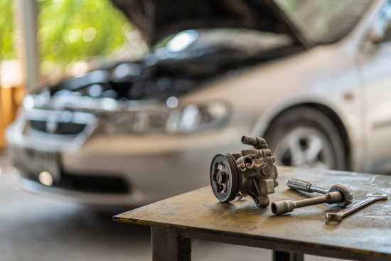 Função da bomba de direção hidráulica e sinais que indicam falhas no componente