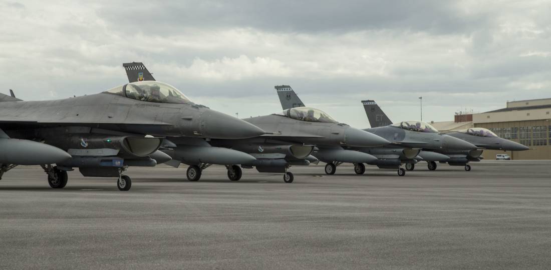 USAF lança programa de atualização de caças F-16 avaliado em US$ 6,3 bilhões