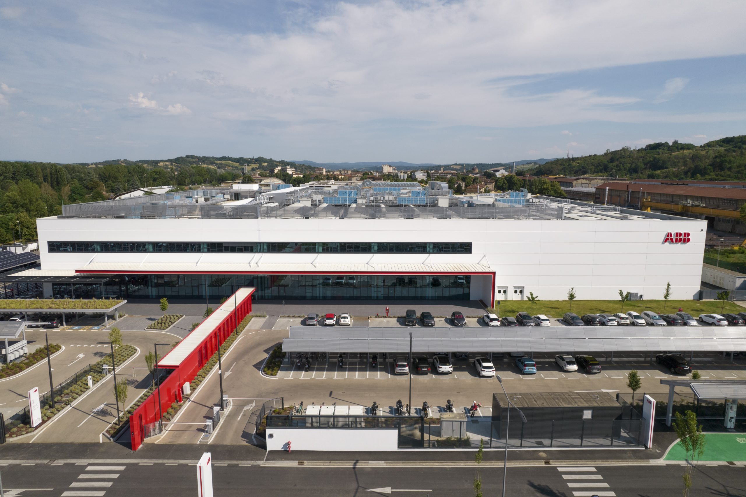 ABB E-mobility abre sua maior fábrica de carregador rápido DC na Itália