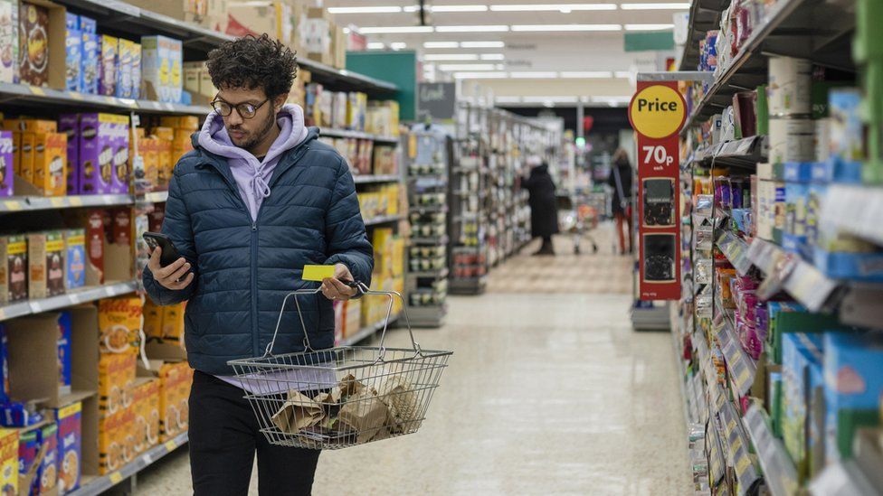 Inflação no Reino Unido: Preços dos alimentos sobem em agosto com taxas mais altas em 27 anos