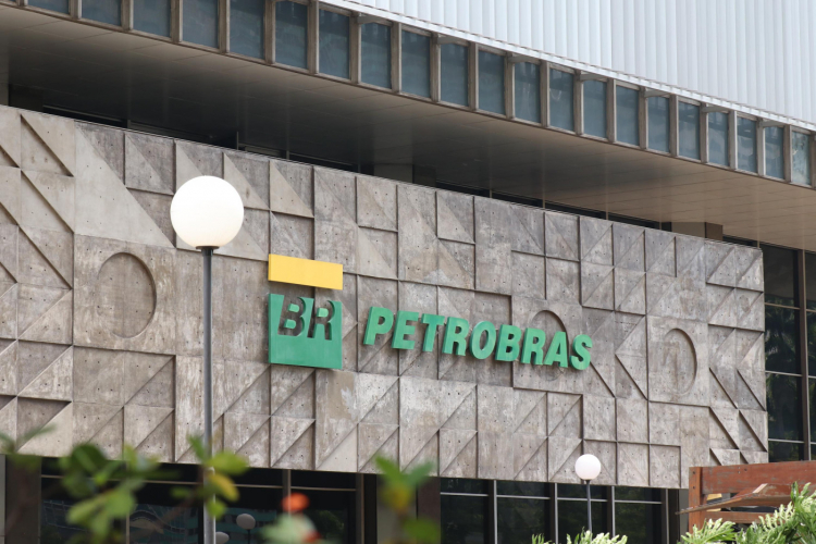 Petrobras anuncia redução de R$ 0,40 por litro no preço do diesel para as distribuidoras Petrobras anuncia redução de R$ 0,40 por litro no preço do diesel para as distribuidoras