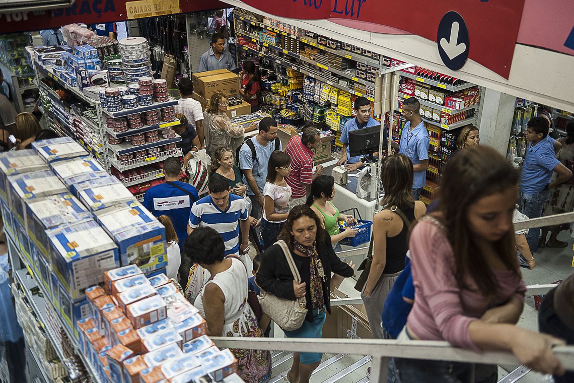 Mercado de varejo registra alta de clientes em lojas físicas Mercado de varejo registra alta de clientes em lojas físicas