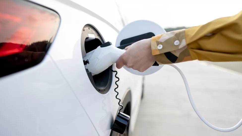 Rishi Sunak conversa com a UE sobre ameaça aos carros elétricos do Reino Unido