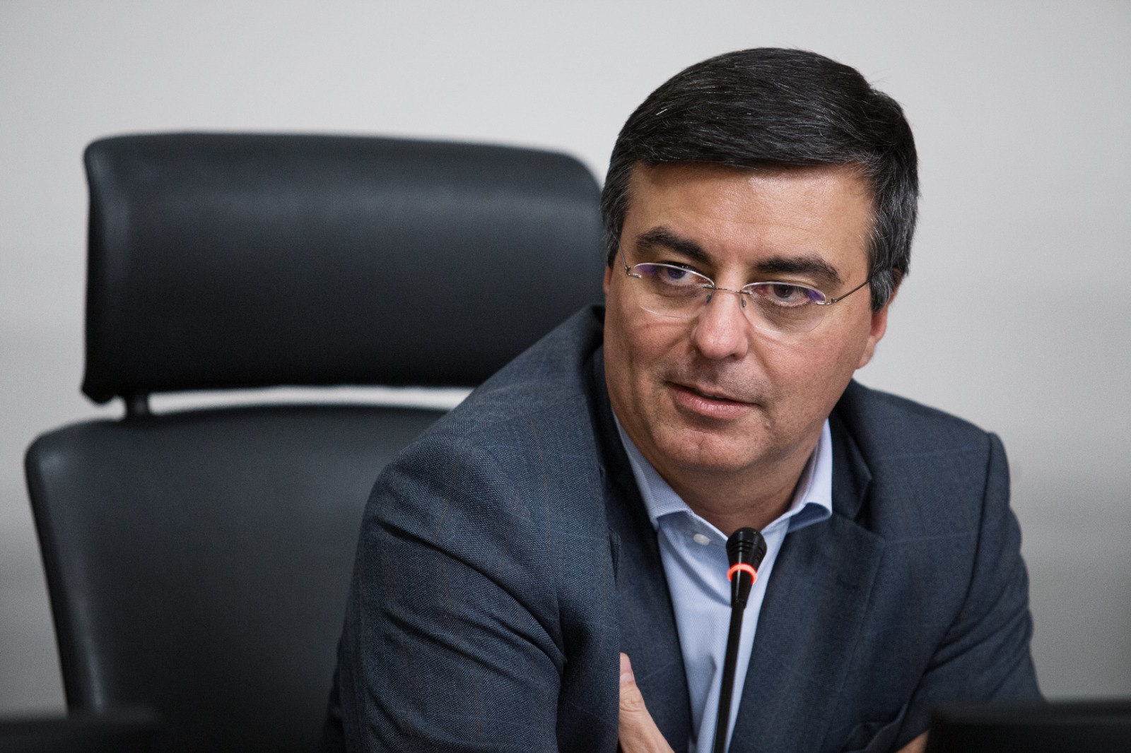 A insensata troca de progresso por juros