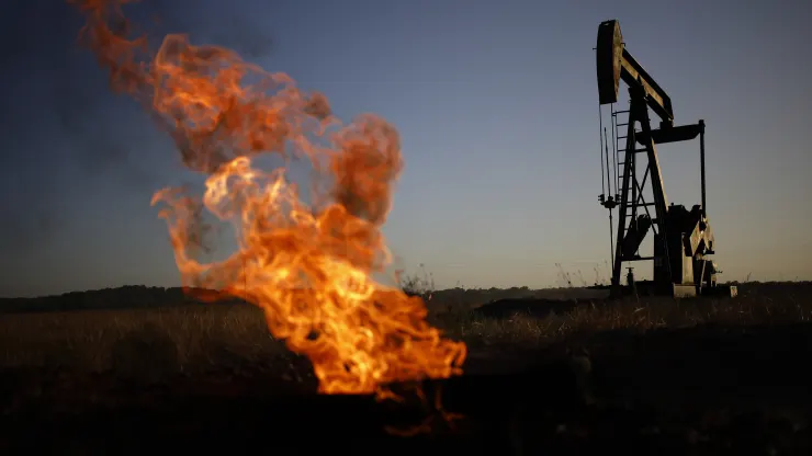 Petróleo bruto dos EUA cai após OPEP adiar reunião