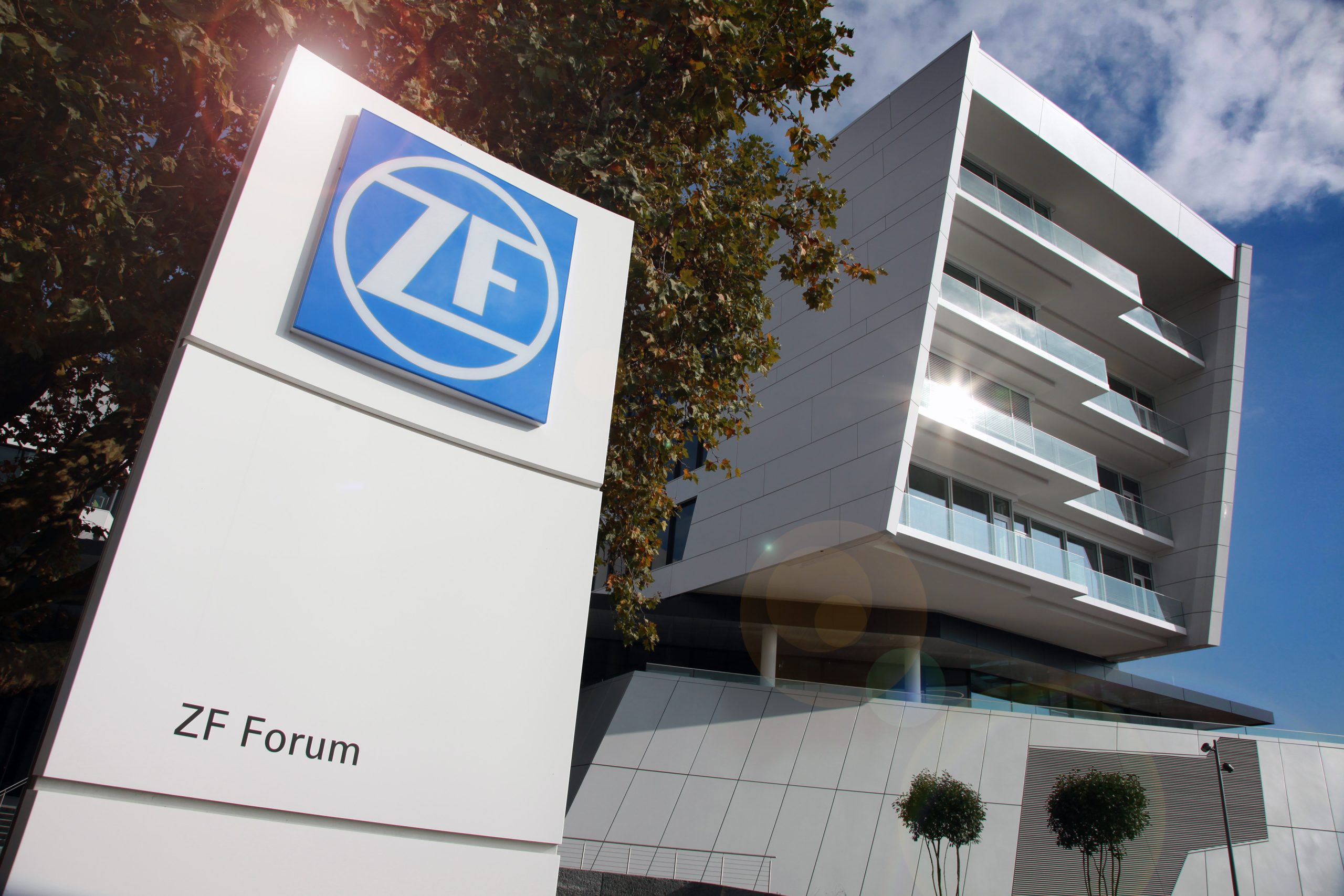 ZF acelera reestruturação e realinhamento estratégico em resposta a desafios no mercado automotivo