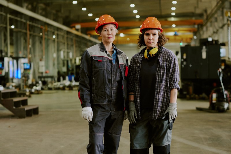 Mulheres ampliam presença na mineração e na metalurgia, mas avanço na liderança ainda é desafio