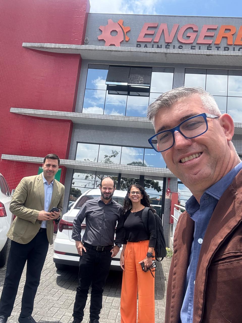 Fabricante curitibana recebe equipe internacional para discutir inovações em média tensão industrial