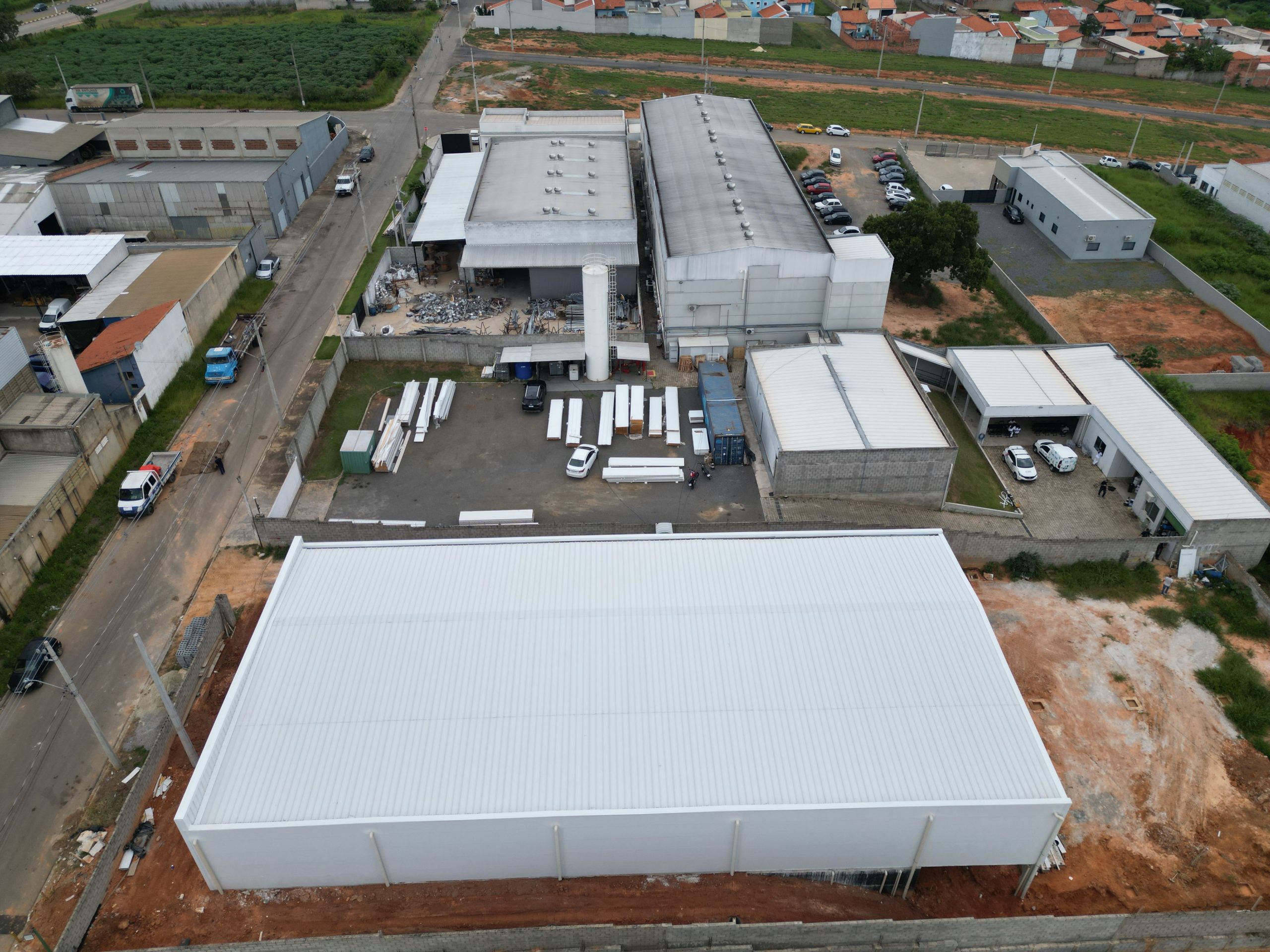 Ekobé inaugura nova fábrica de gomas e apresenta a maior máquina do segmento na América Latina Ekobé inaugura nova fábrica de gomas e apresenta a maior máquina do segmento na América Latina